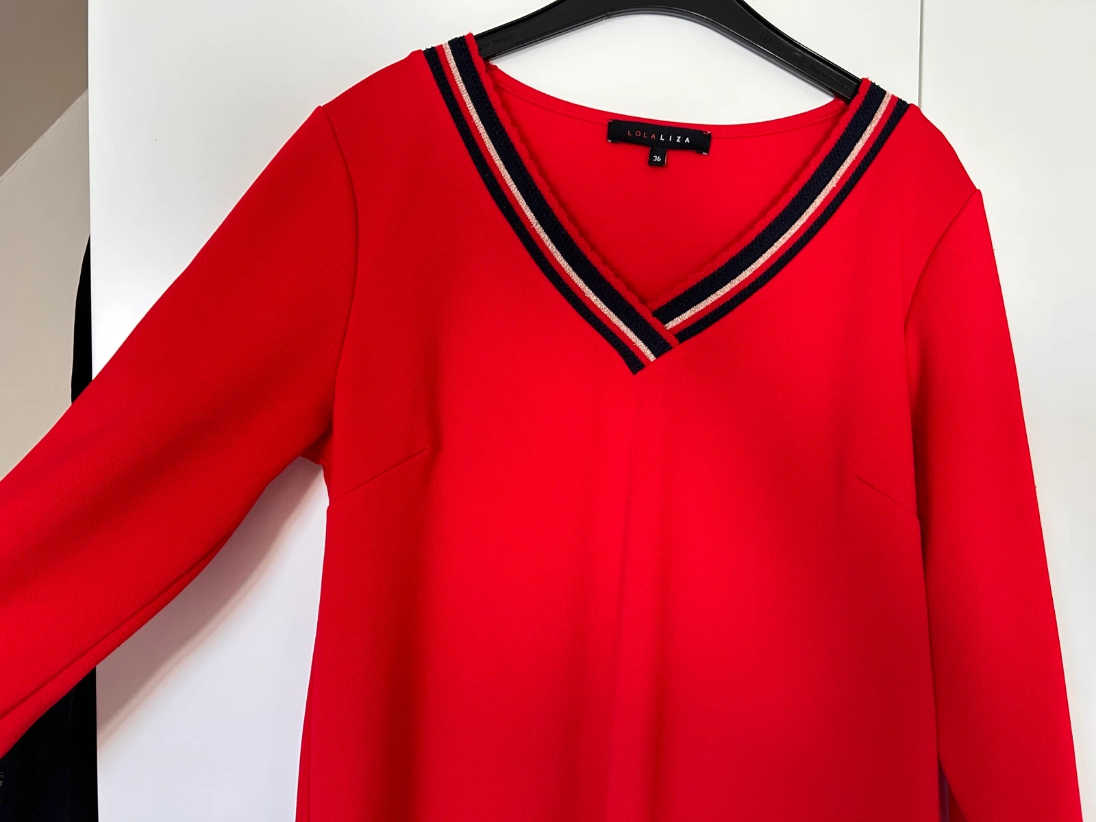 Vestido vermelho com decote em V – photo 3
